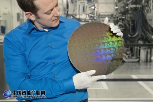 IBM研究所科学家展示5纳米芯片晶圆