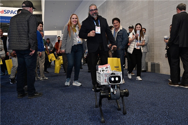 Vbot超能机器狗开启全球消费级具身智能时代