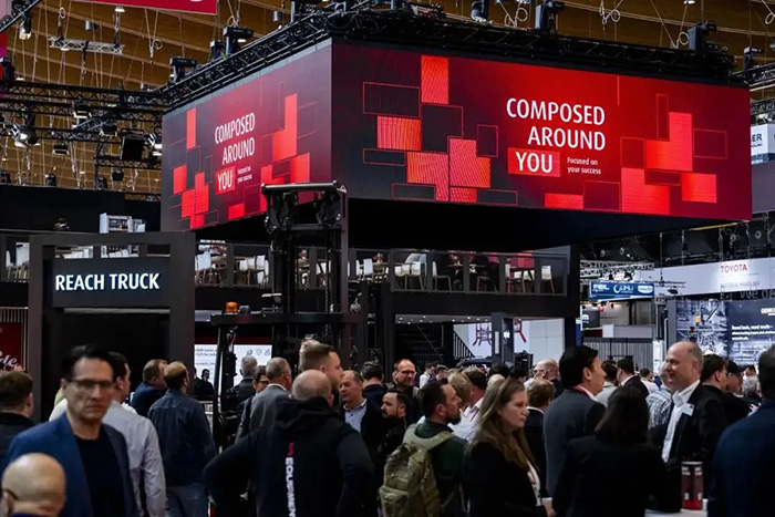 NAVIAI人形机器人亮相国际顶会 LogiMAT