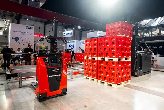 NAVIAI人形机器人亮相国际顶会 LogiMAT