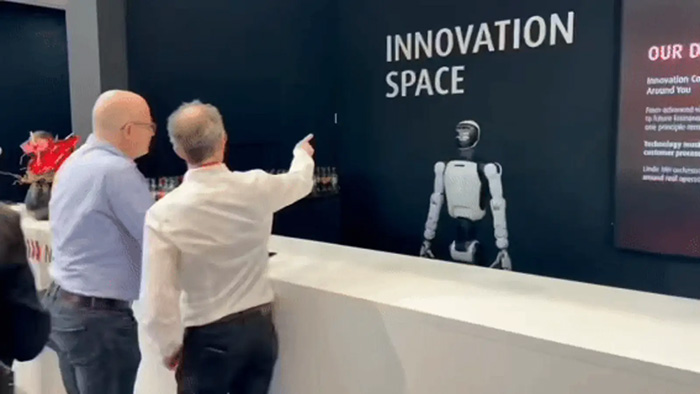 NAVIAI人形机器人亮相国际顶会 LogiMAT