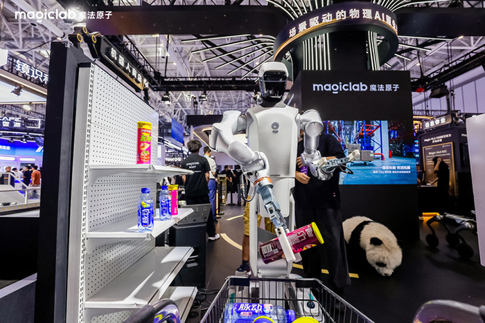 魔法原子物理 AI 一脑驱动多形落地，解锁工、商双域实景应用