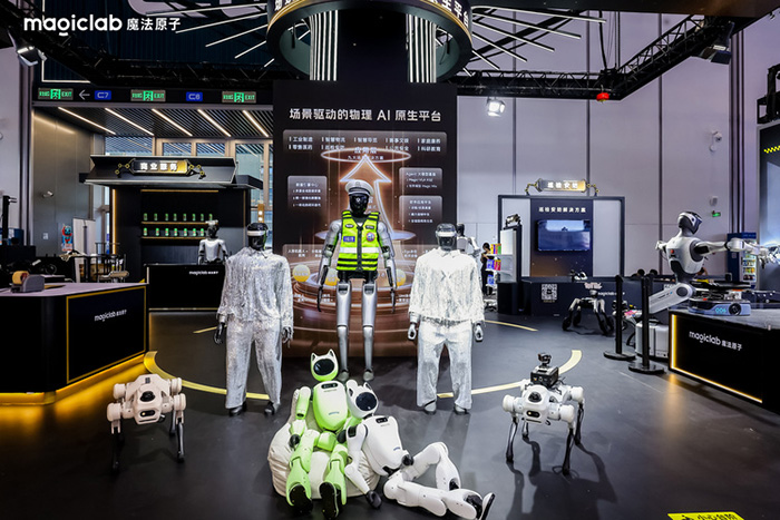 魔法原子物理 AI 一脑驱动多形落地，解锁工、商双域实景应用